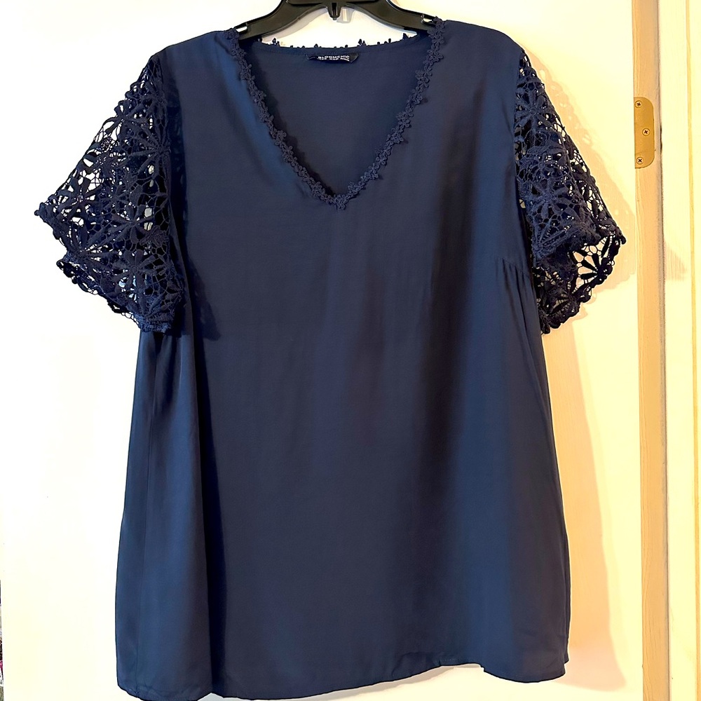 BloomChic NWOT lace sleeve top navy size 14/16